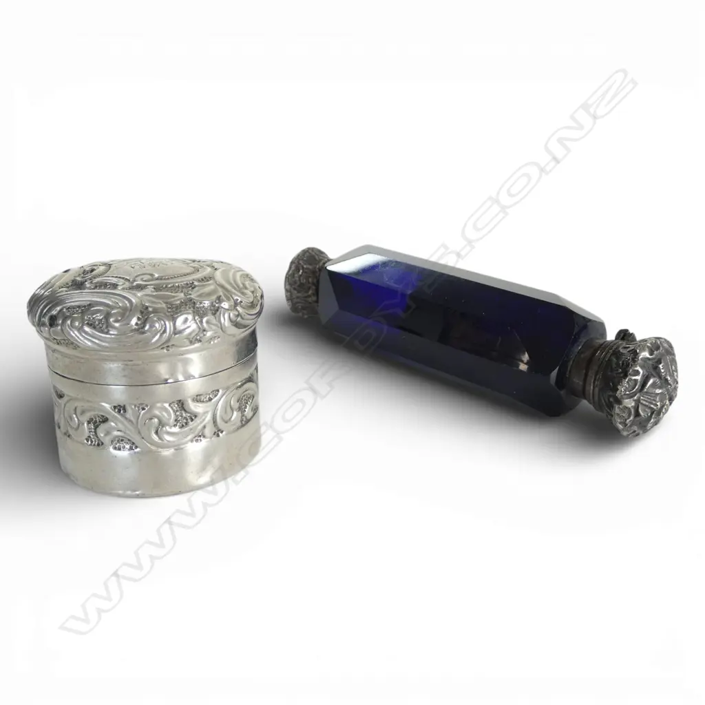 SILVER LIDDED BOX, LONDON 1891, 15.24gm & SILVER TIPPED GLASS SCENT BOTTLE Image 1++