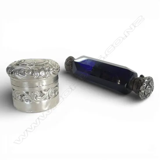 SILVER LIDDED BOX, LONDON 1891, 15.24gm & SILVER TIPPED GLASS SCENT BOTTLE
