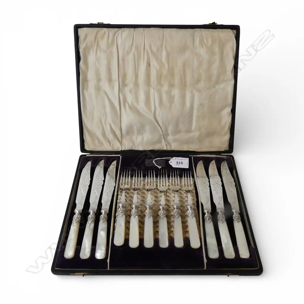 BOXED SET OF SILVER PLATE FISH KNIVES / FORKS WITH MOP HANDLES Image 1++