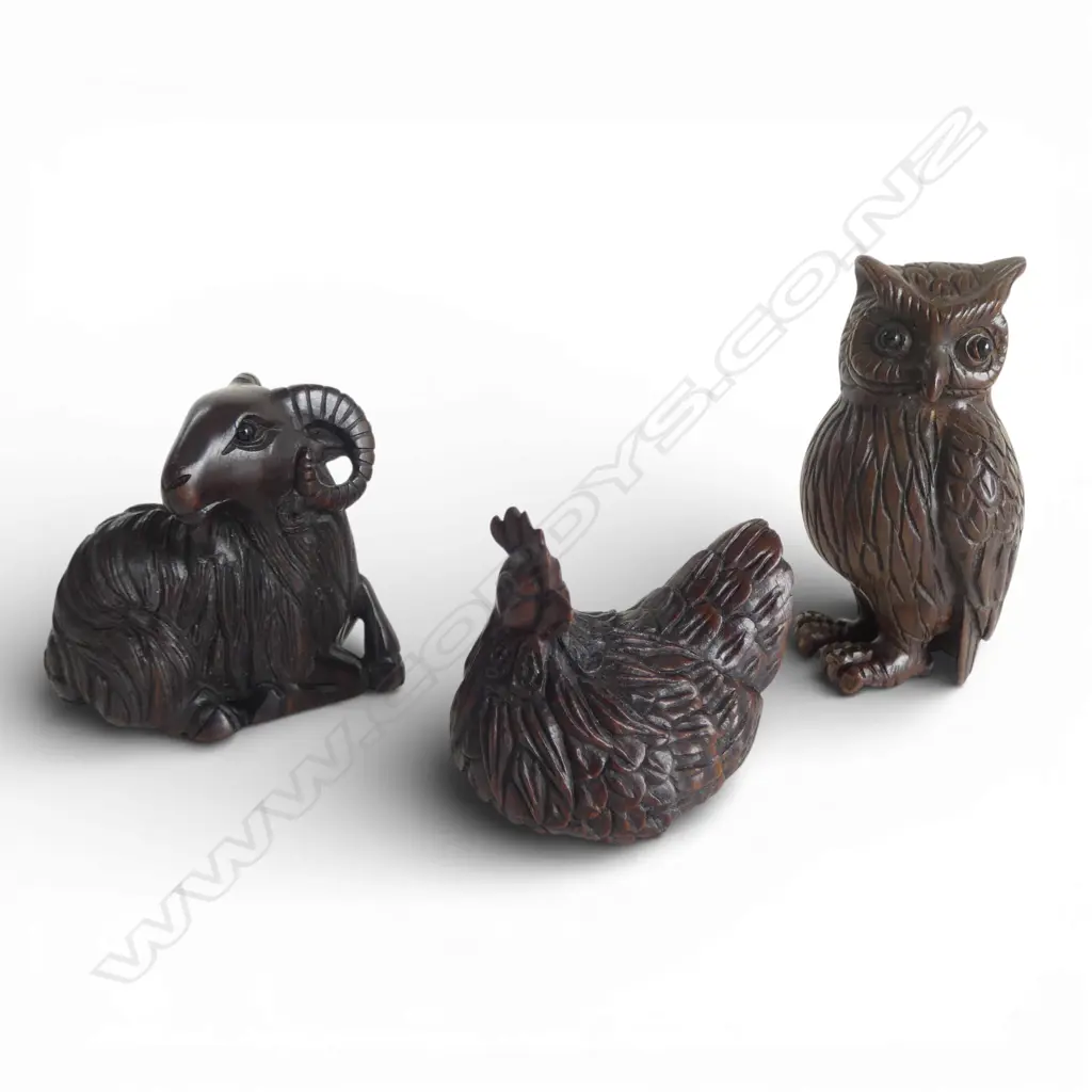 3 CARVED JAPANESE NETSUKE OF ANIMALS, SIGNED, OWL, CHICKEN & A RAM H.60mm Image 1++