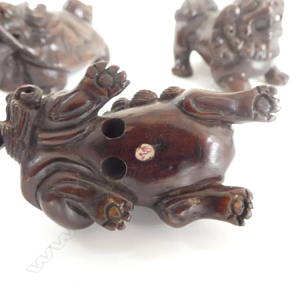 2 JAPANESE CARVED WOOD NETSUKE OF KOMAINU, BOTH SIGNED + A DRAGON TURTLE, SIGNED, L.55mm Image 1++