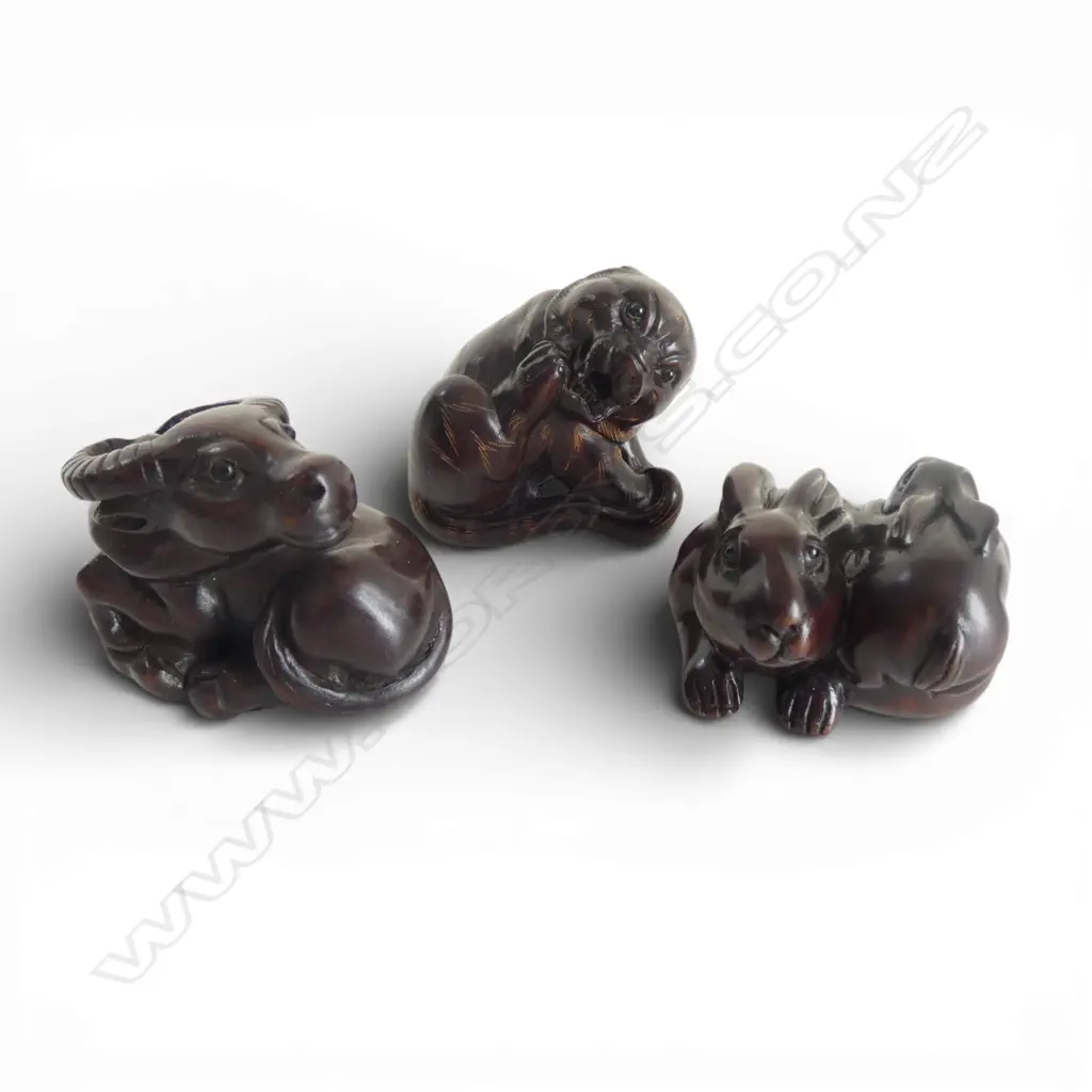 3 CARVED JAPANESE NETSUKE OF ANIMALS, SIGNED, COW, BIG CAT & 2 USAGI, L.40mm Image 1++