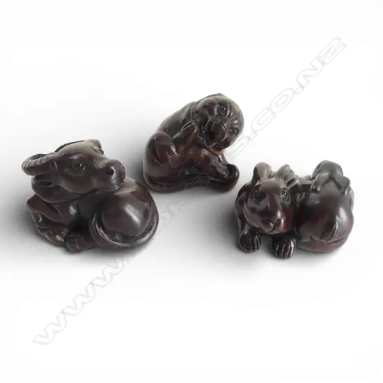 3 CARVED JAPANESE NETSUKE OF ANIMALS, SIGNED, COW, BIG CAT & 2 USAGI, L.40mm