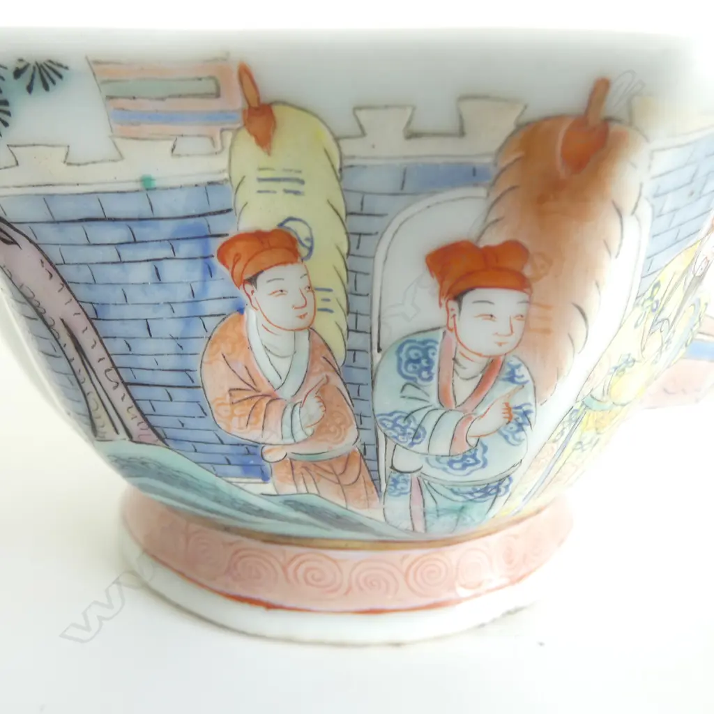 PR OF OLD CHINESE FAMILLE ROSE OCTAGONAL DISHES turquoise blue interior & foot. Red Character marks to base. Dia.160mm. Image 1++