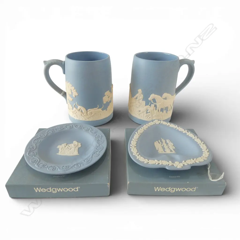 2 BOXED WEDGWOOD JASPERWARE TRAYS + 2 DUDSON HANLEY MUGS Image 1++