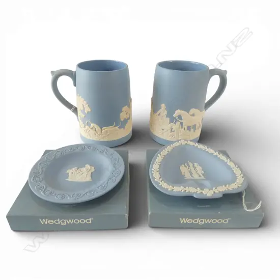 2 BOXED WEDGWOOD JASPERWARE TRAYS + 2 DUDSON HANLEY MUGS