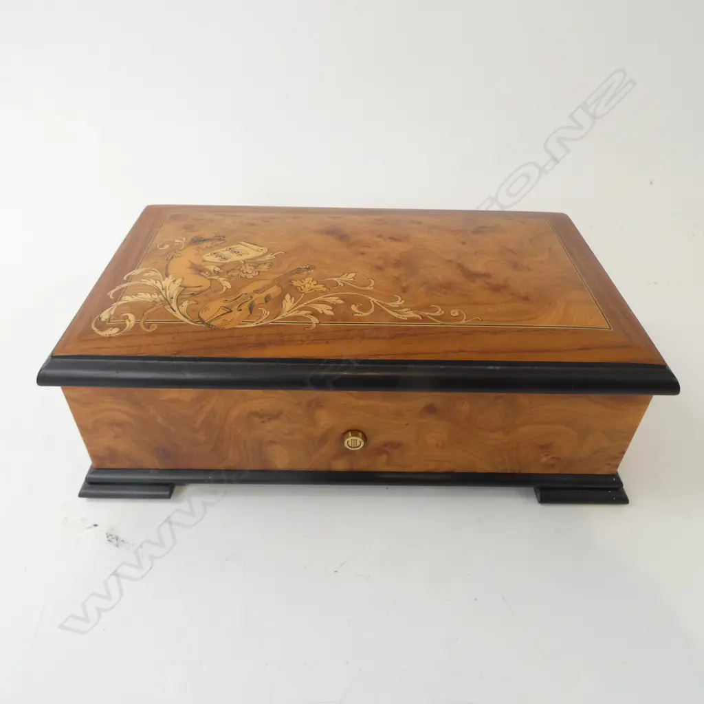 ANTIQUE STYLE INLAID MUSIC BOX Image 1++