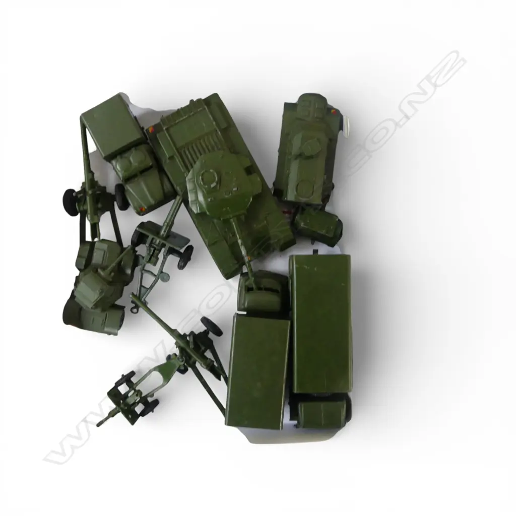 COLLECTION OF 10 DINKY TOY MILITRY  GUNS & VEHICALS Image 1++