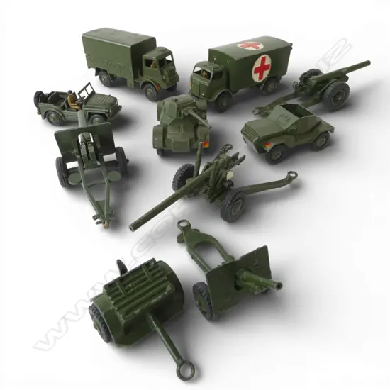 COLLECTION OF 9 DINKY TOY MILITRAY GUNS & VEHICALS