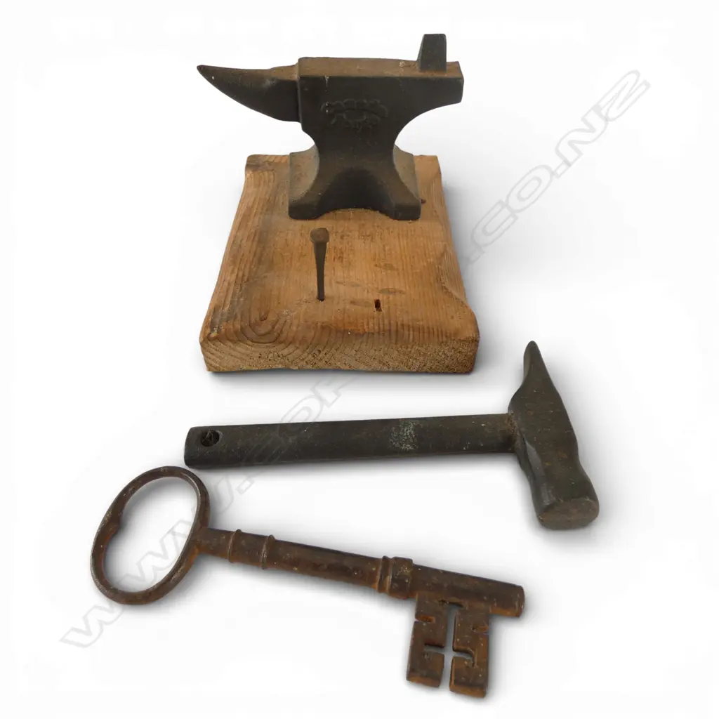 VERY SMALL ANVIL L.110mm with HAMMER + ANTIQUE KEY Image 1++