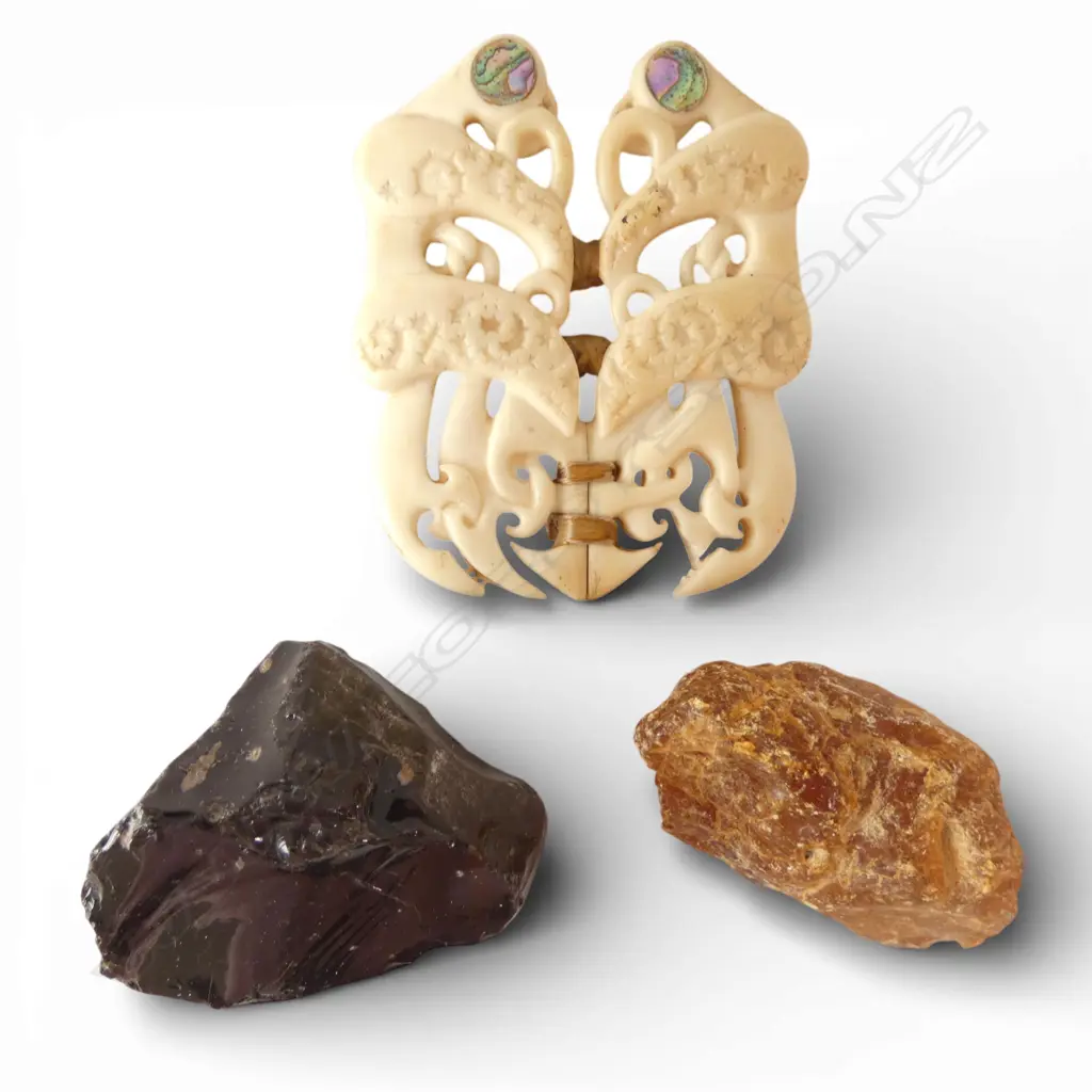 HAND CARVED MAORI PEKAPEKA PENDANT WITH PAUA INLAID L.80mm & 2 KAURI GUMS Image 1++