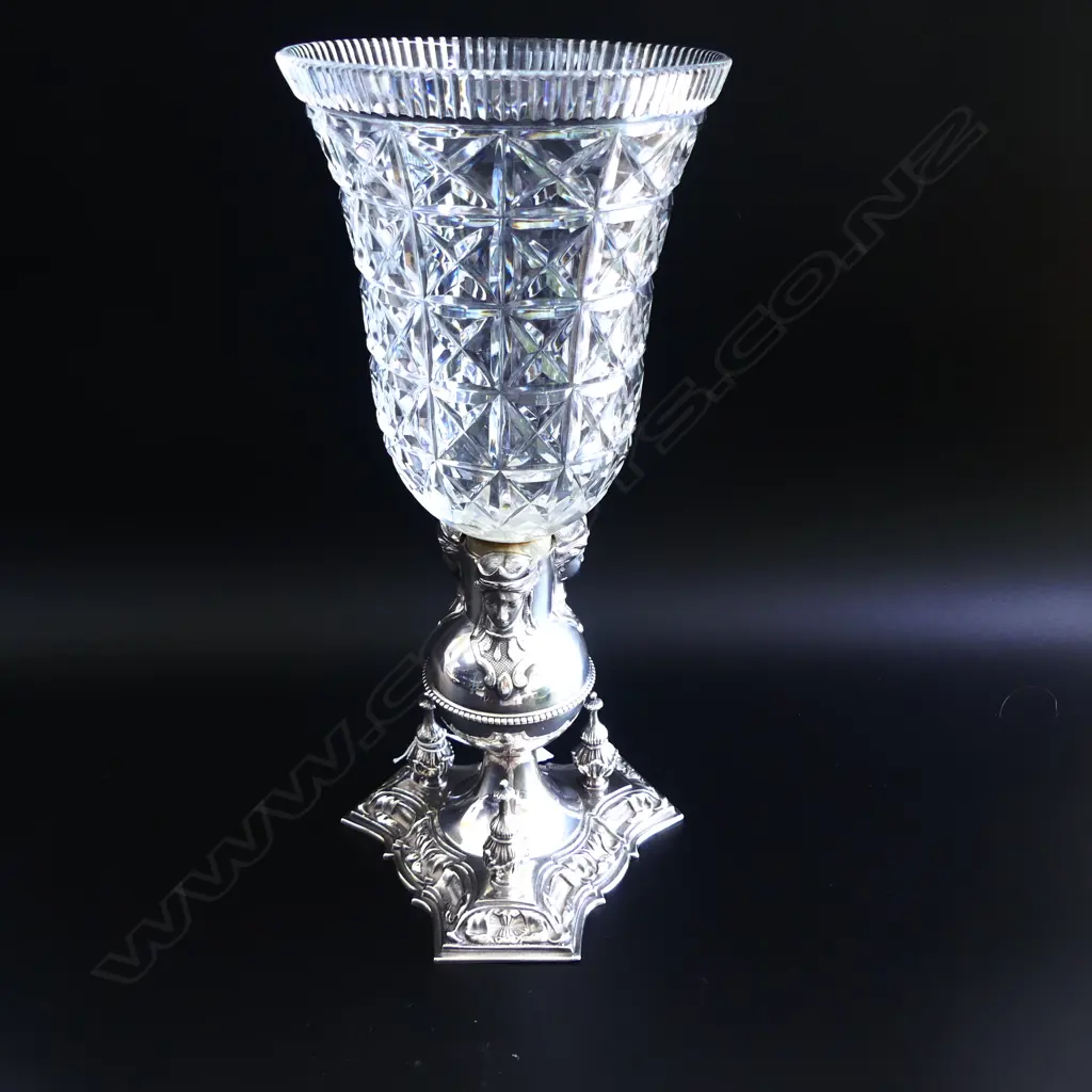 A PEDESTAL TROPHY URN VASE, SILVER PLATE BASE WITH CUT GLASS VASE, H. 330 mm Image 1++