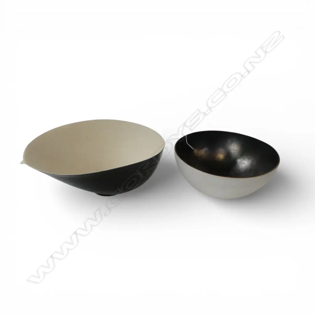 2 LEO KING STUDIO POTTERY BOWLS; 180mm dia, W.230mm (chip) Image 1++