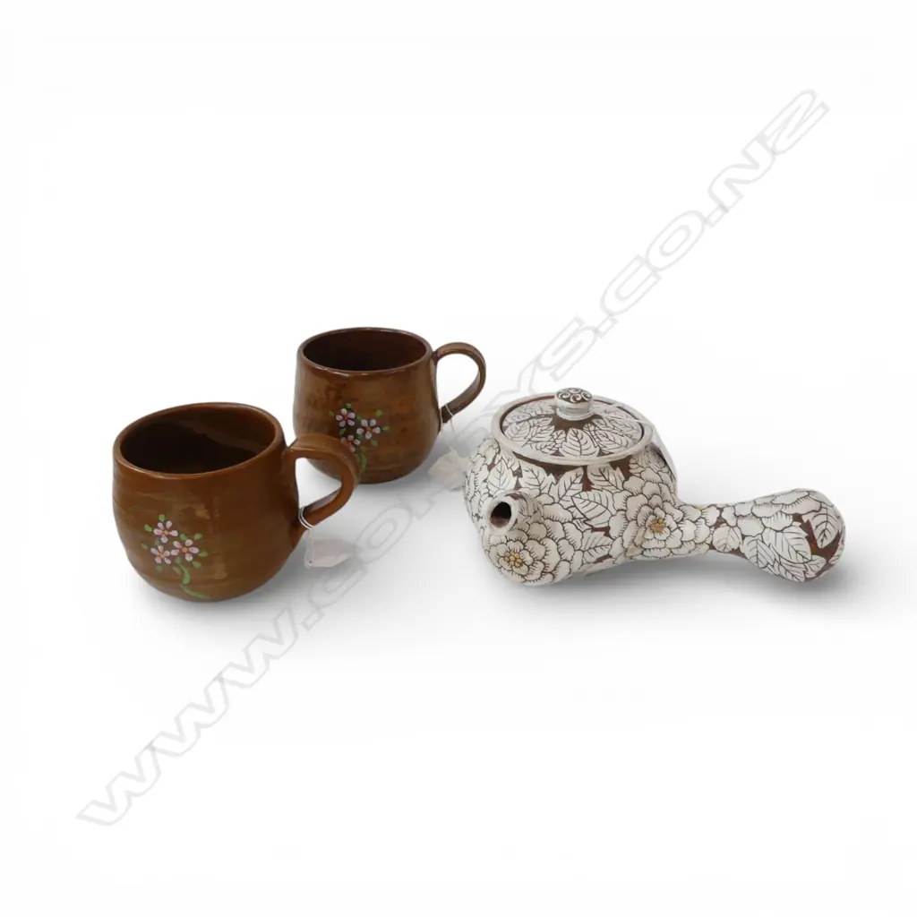 KEUM SUN LEE SIDE HANDLED TEAPOT & TWO MUGS Image 1++