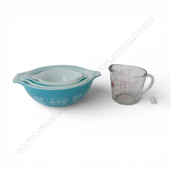 4 PYREX GRADUATING MIXING BOWLS 265mm dia + FIRE KING 1L MEASURING JUG