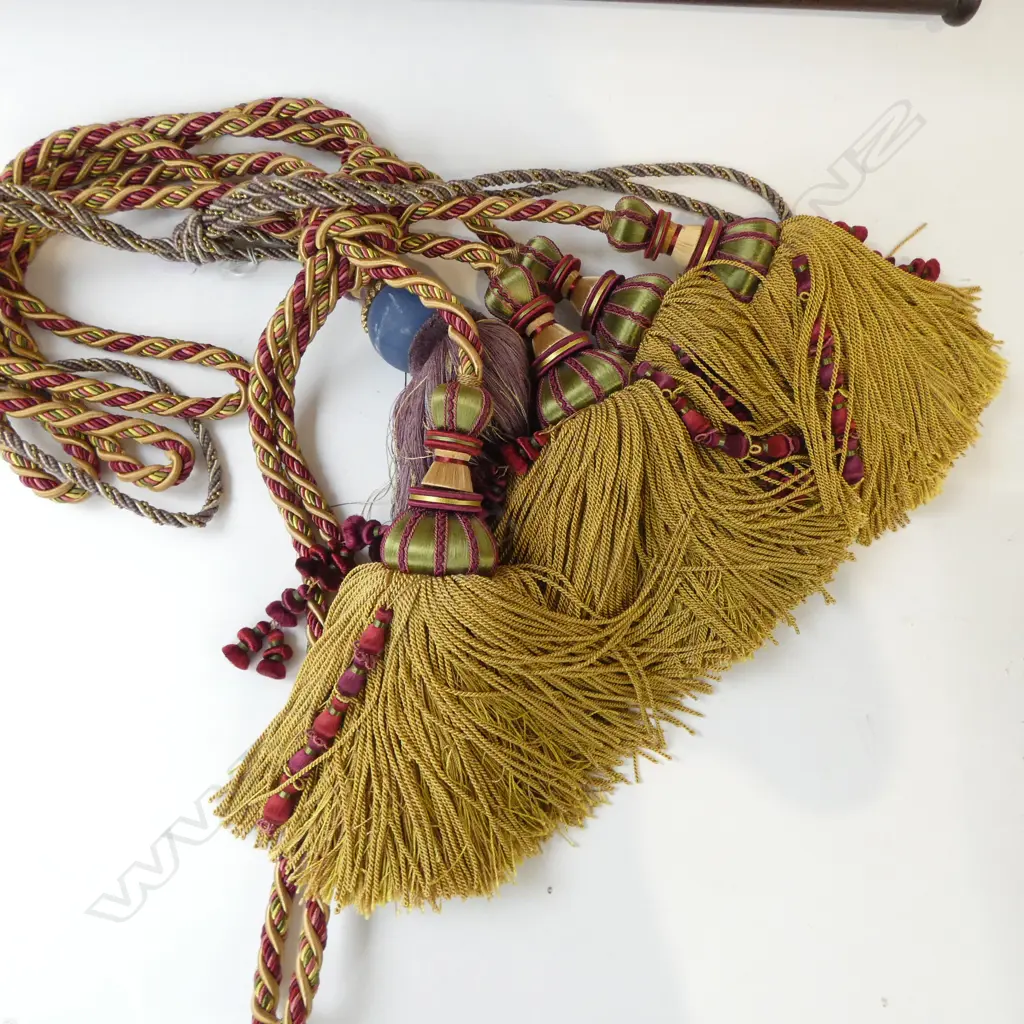 3 CURTAIN TIES (PR + 1) AND BELGIAN MACHINED TAPESTRY Image 1++