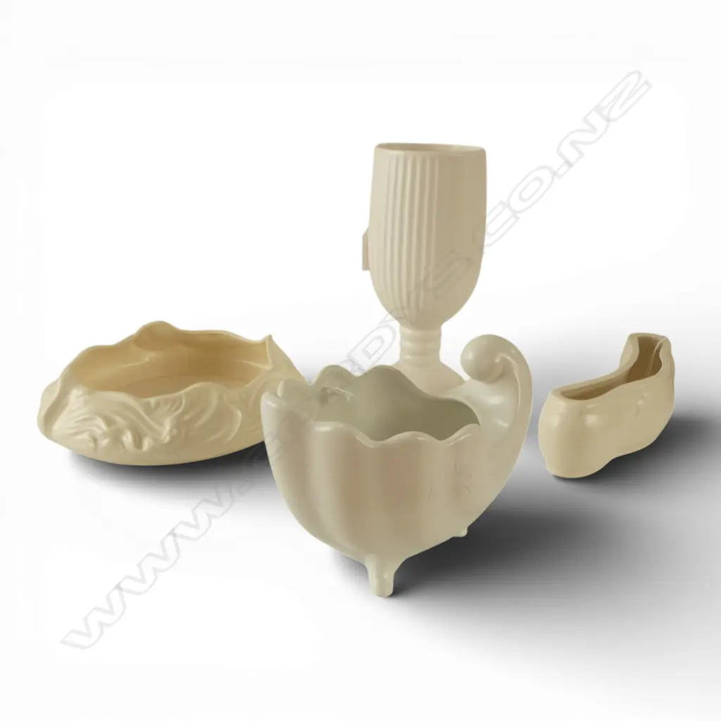 4 SML WHITE MID CENTURY VASES; INCLDS CROWN LYNN ROSE BOWL Image 1++