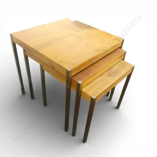 SET OF 3 NESTING TABLES 440x440x445mm