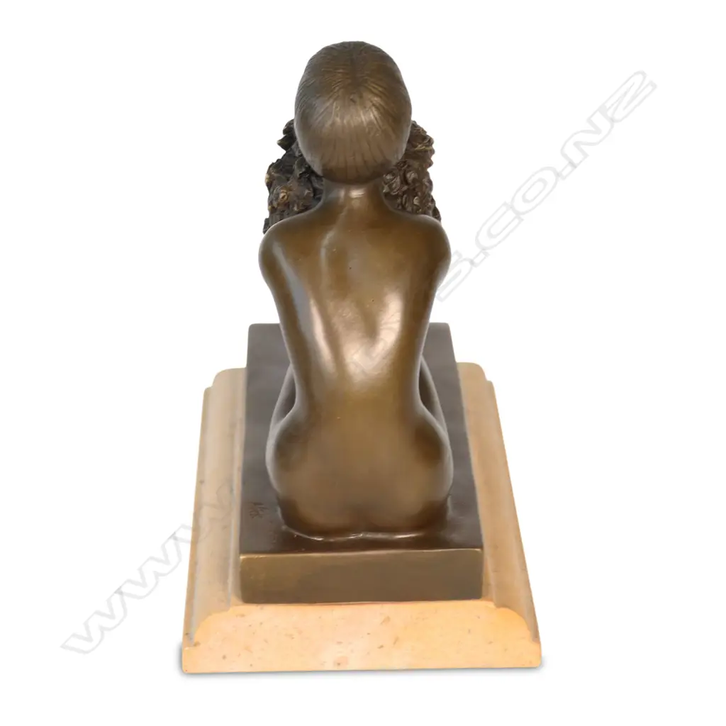 An Art Deco style bronze figurine, Image 1++