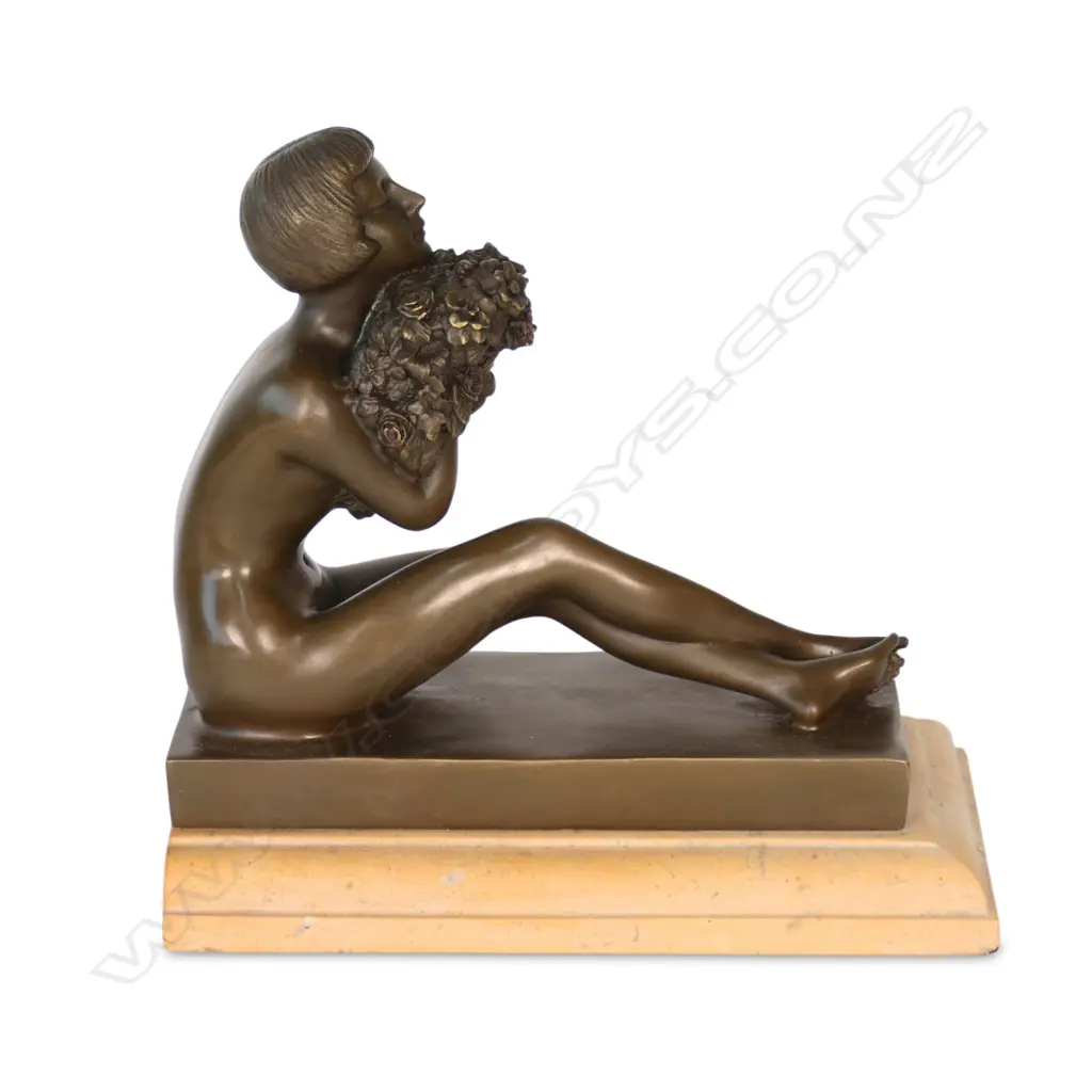 An Art Deco style bronze figurine, Image 1++