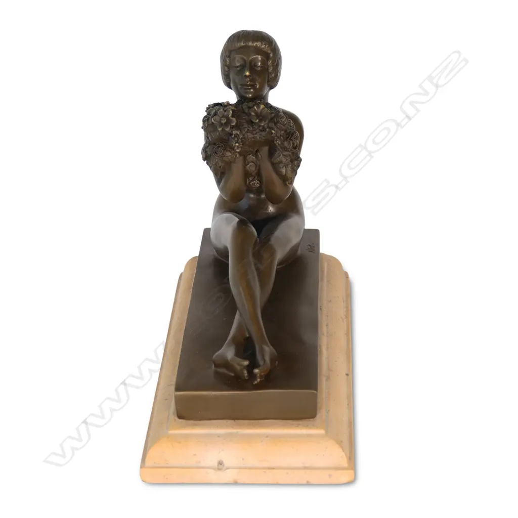 An Art Deco style bronze figurine, Image 1++
