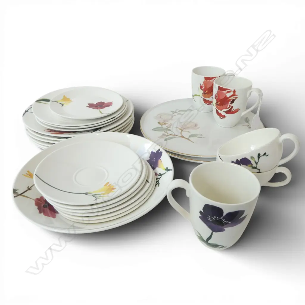 ASST. WEDGWOOD 'THE PAINTED GARDEN' CHINA + 2 HUTCHENREUTHER CAKE PLATES Image 1++