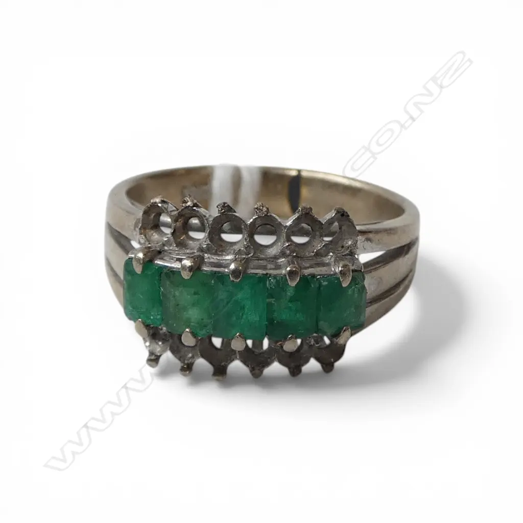 14ct GOLD & EMERALD? RING, 12 stones missing, scrap, 4.9gms Image 1++