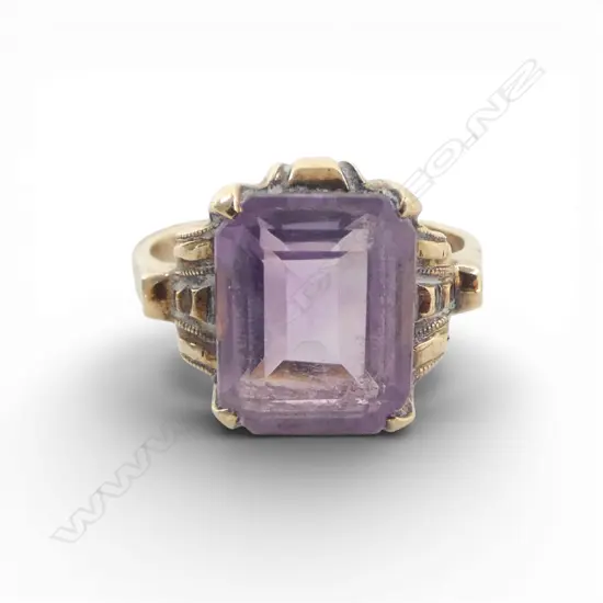 10ct AMETHYST DRESS RING, 3.8gms SIZE L