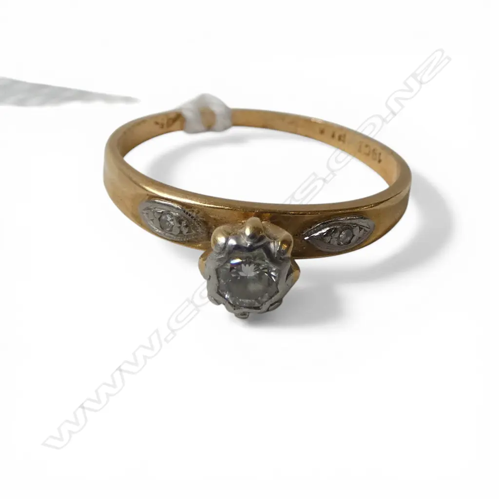 VINTAGE 18ct GOLD & DIAMOND SOLITAIRE RING. Size O. 2.57gms Image 1++