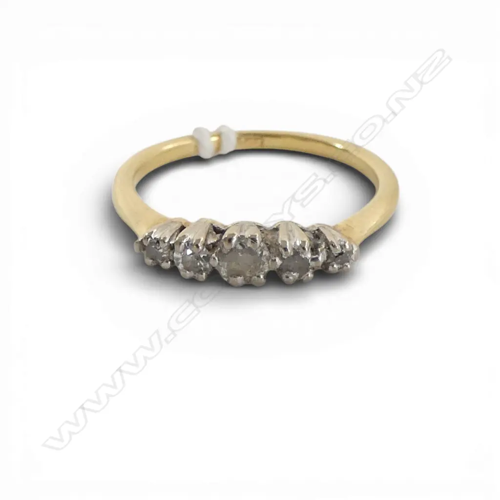 VINTAGE 18ct GOLD 5 STONE GRADUATING DIAMOND RING size K. 1.96gms Image 1++