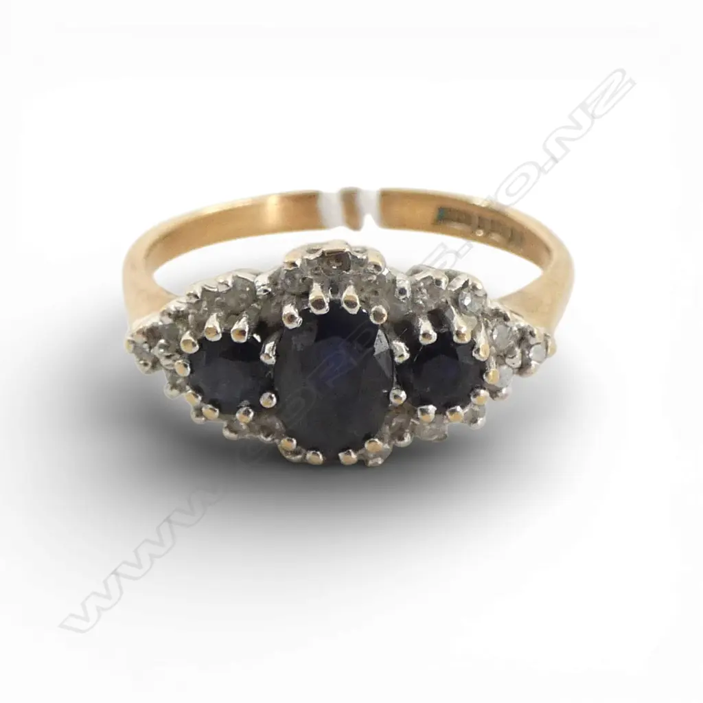 VINTAGE 9ct GOLD 3 dark SAPPHIRE & DIAMOND RING 2 small diamonds absent. 2.57gms SIZE O Image 1++