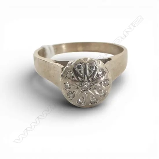 18ct W/GOLD & DIAMOND  CLUSTER RING 4.05gms SIZE N