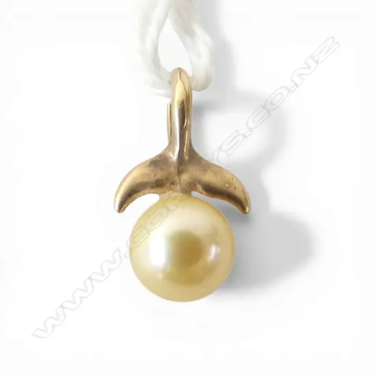 14ct GOLD & PEARL WHALES TAIL PENDANT 0.8gms