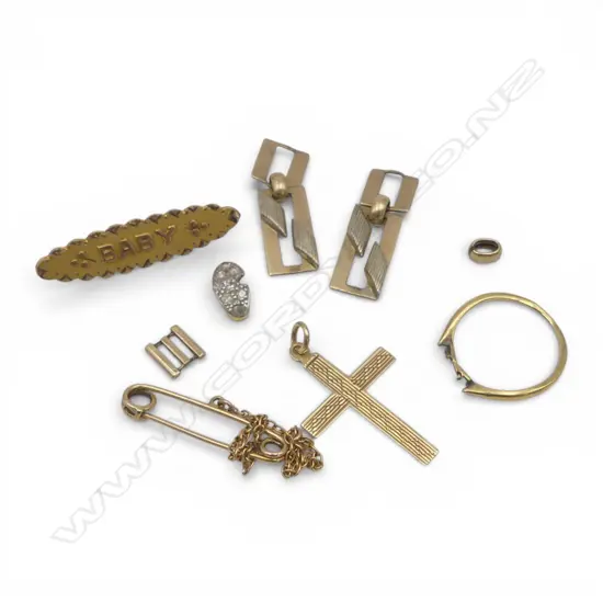 ASST MAINLY SCRAP GOLD: 9ct 4.7gms includes cross pendant + 15ct 0.88gms + 18ct 0.92gms.
