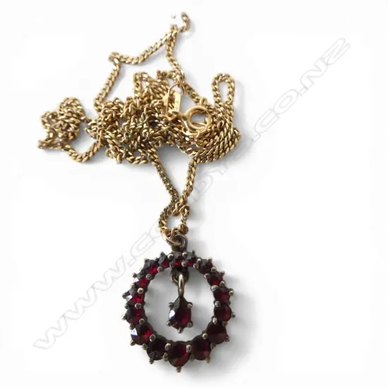 9ct GOLD NECK CHAIN with 9ct GOLD & GARNET PENDANT L.440mm 3.8gms