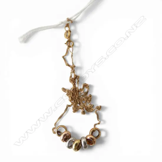 9ct GOLD FINE NECK CHAIN with 7 various coloured GOLD RING HIGHLIGHTS. 1.26gms