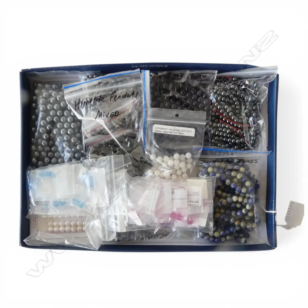 TRAY OF BEAD NECKLACES UNSTRUNG BEADS ETC Image 1++