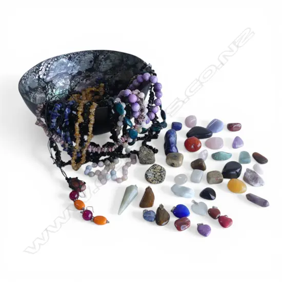 ASST. JEWELLERY / POLISHED GEM STONES IN PAUA BOWL