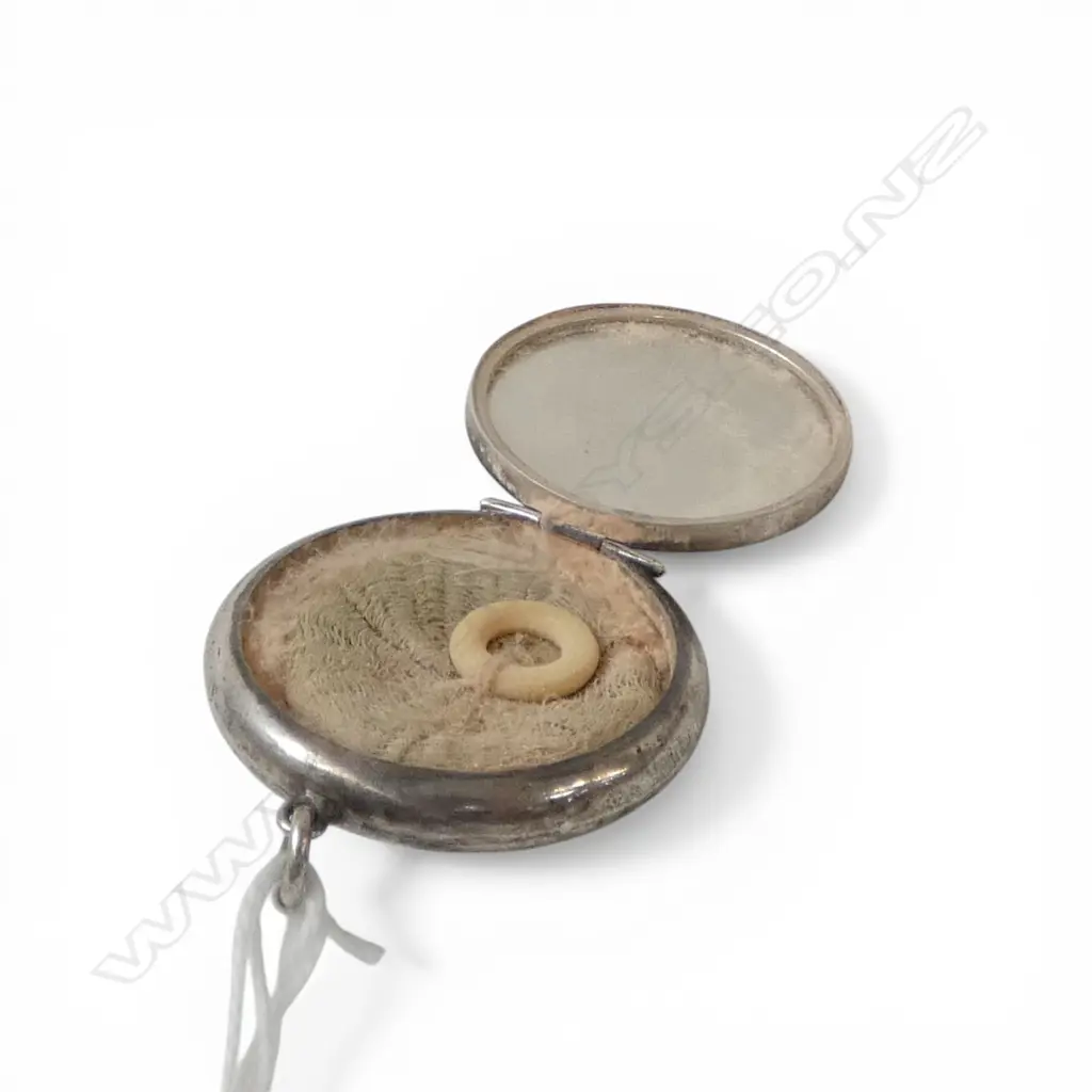 S/SILVER PENDANT COMPACT TOTAL WEIGHT 9GMS Image 1++