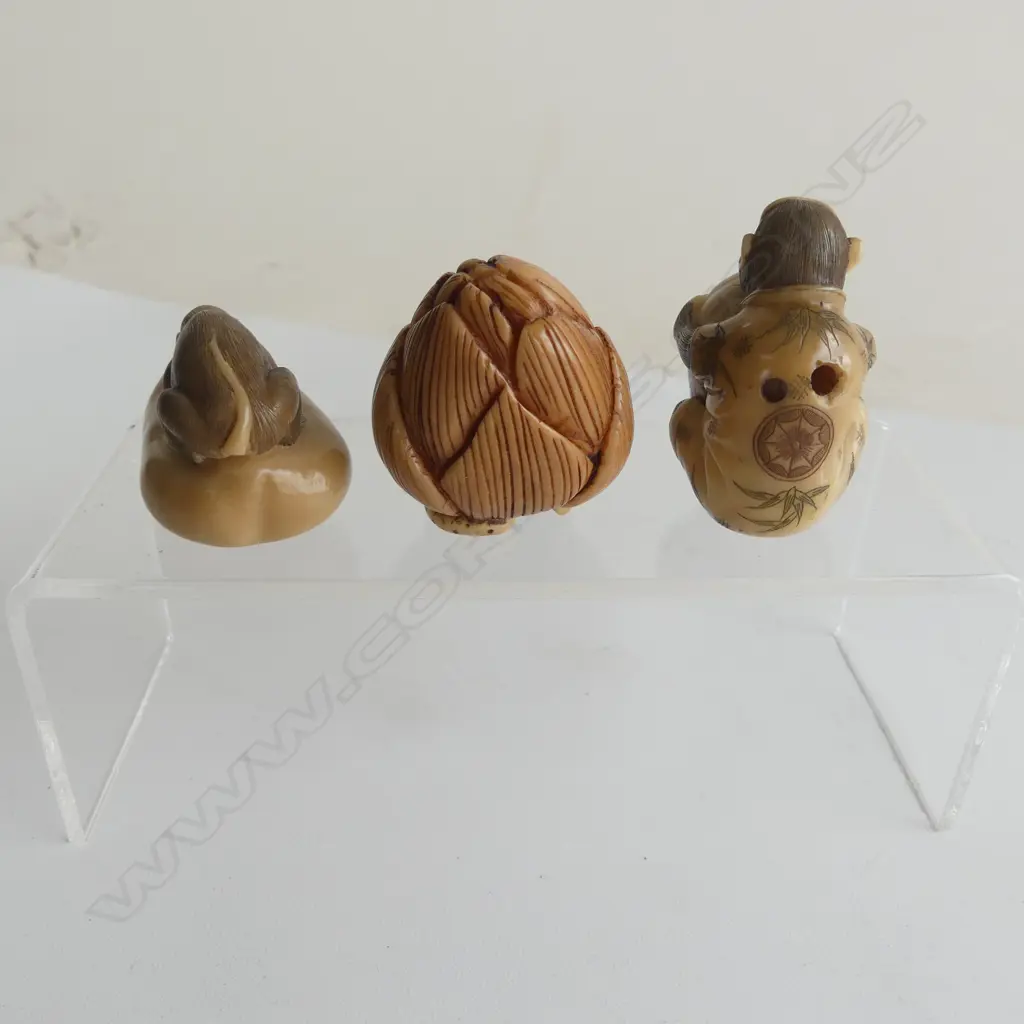 3 ORIENTAL RESIN NETSUKE FIGURES 2 monkeys + lizard Image 1++