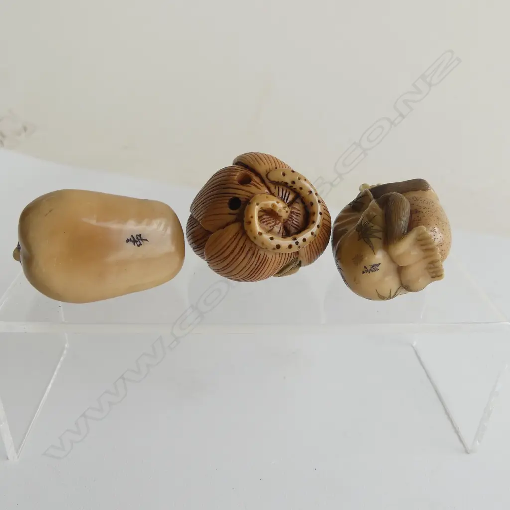 3 ORIENTAL RESIN NETSUKE FIGURES 2 monkeys + lizard Image 1++