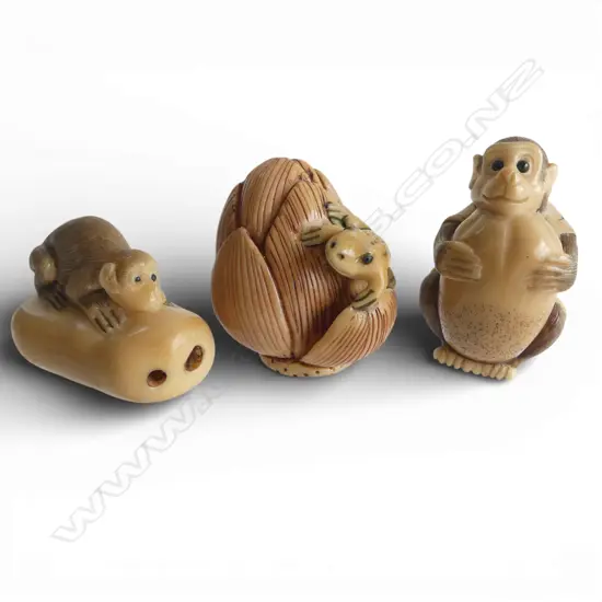 3 ORIENTAL RESIN NETSUKE FIGURES 2 monkeys + lizard