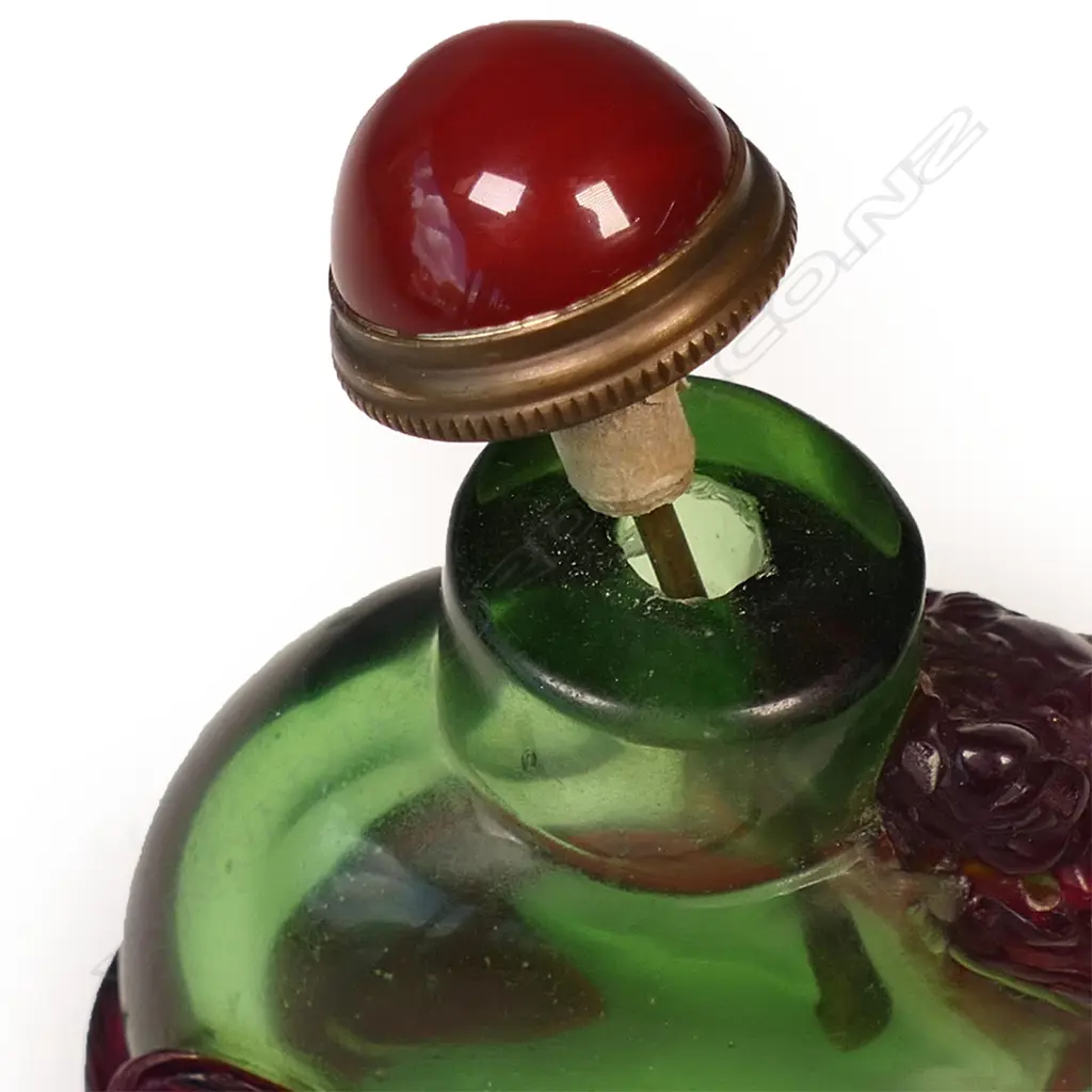 ORIENTAL GLASS SNUFF BOTTLE w. DRAGON H.75mm Image 1++