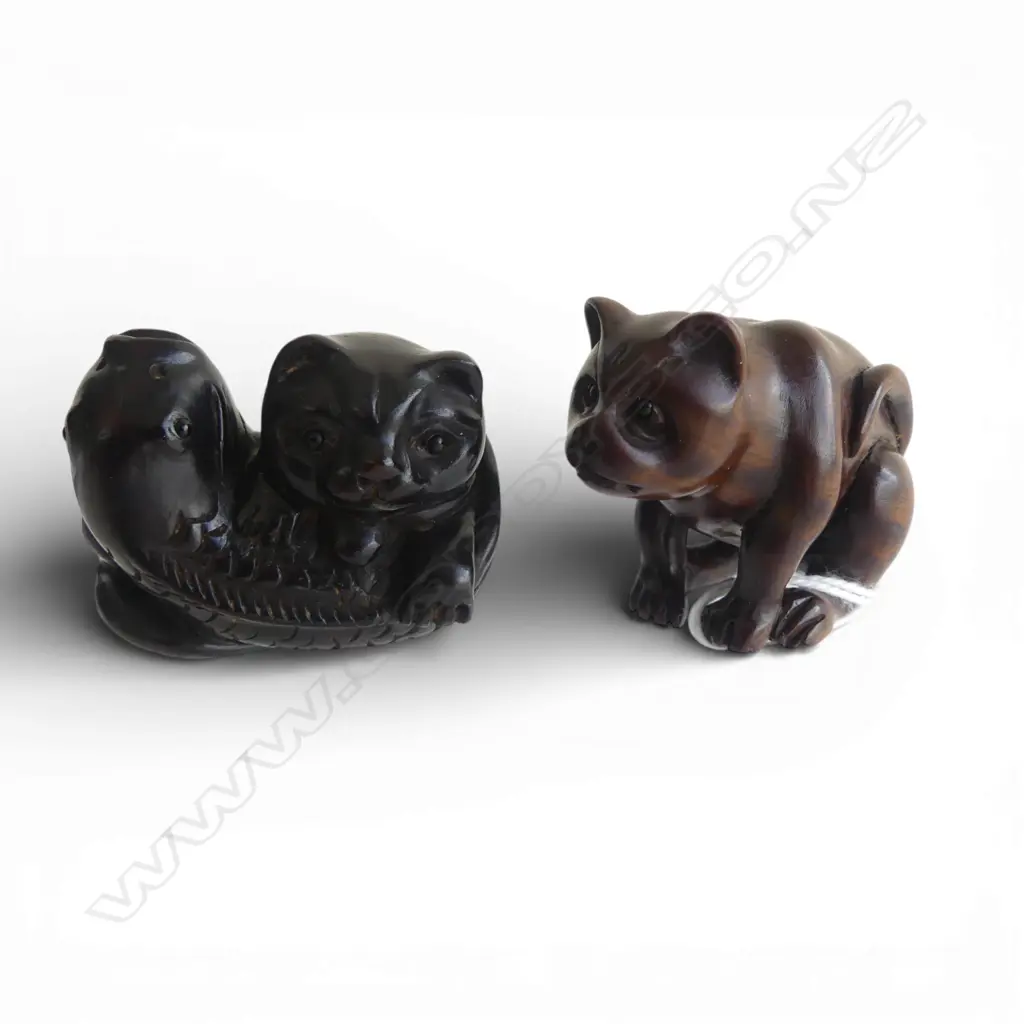 2 JAPANESE CARVED WOOD NETSUKE OF CATS, BOTH SIGNED Image 1++