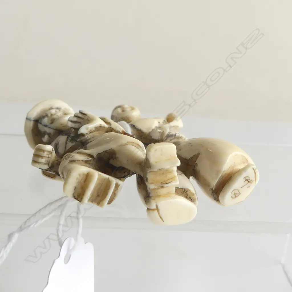 JAPANESE CARVED IVORY NETSUKE two figures H.60mm Image 1++