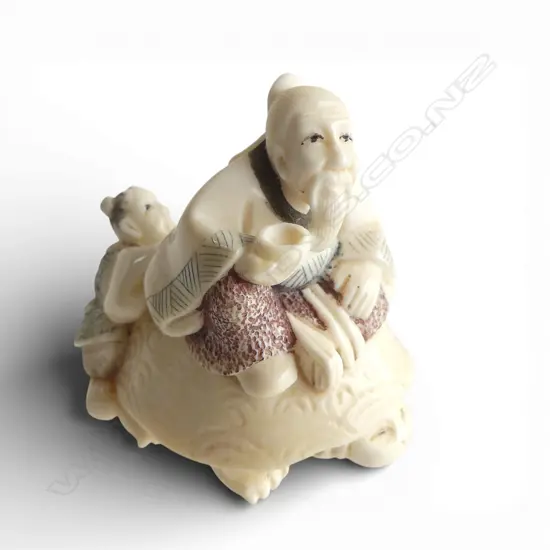 JAPANESE CARVED IVORY NETSUKE two men on a turtle H.45mm