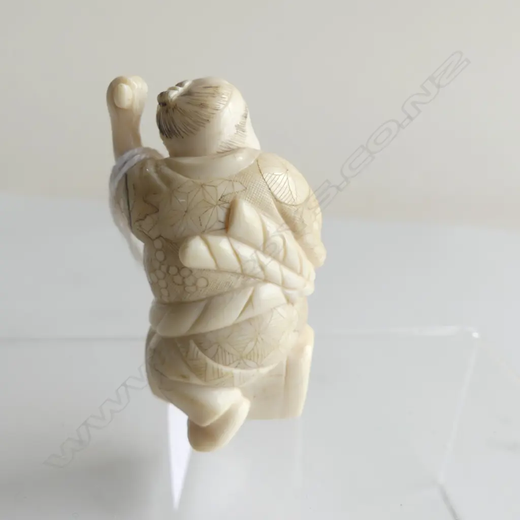 JAPANESE CARVED IVORY NETSUKE drummer, signed H.50mm Image 1++