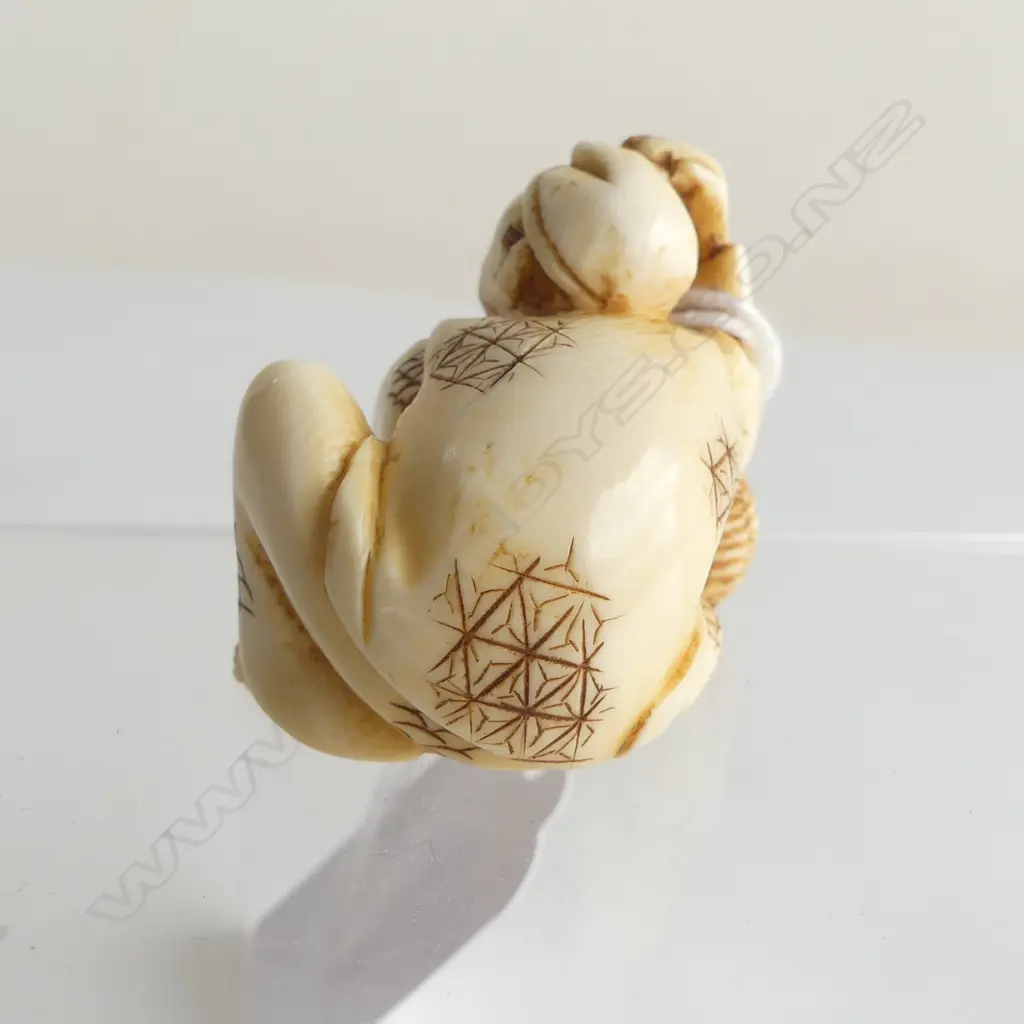 JAPANESE CARVED IVORY NETSUKE shopkeeper, signed L.35mm Image 1++