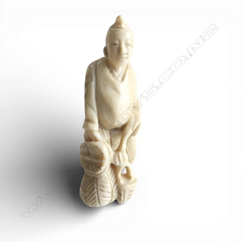 JAPANESE CARVED IVORY FIGURE shopkeeper, signed H.50mm Image 1++