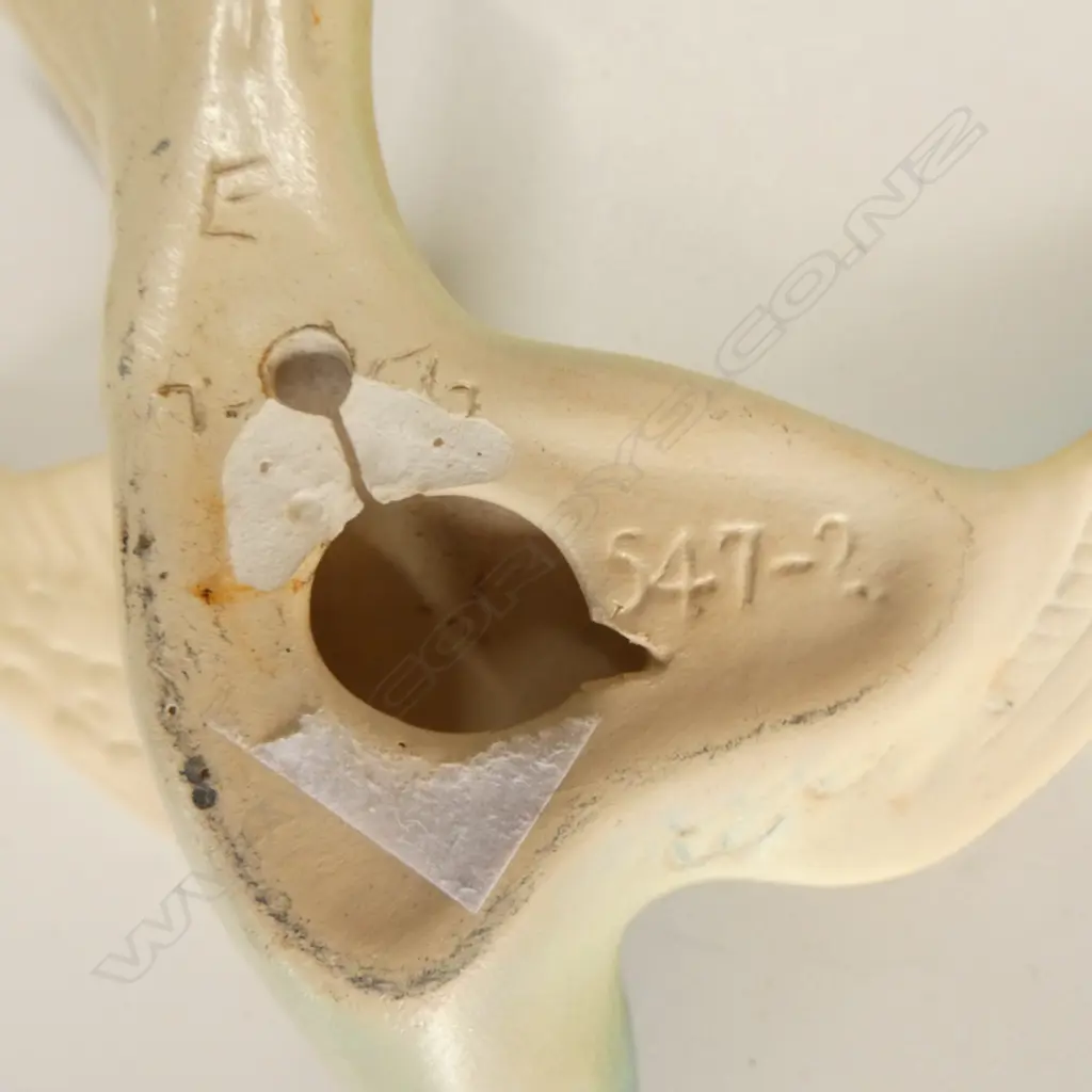 4 CROWN LYNN 'SWALLOW' BIRD WALL HANGINGS No. 547 - 2 & 3, one unstamped, faults L.140mm Image 1++